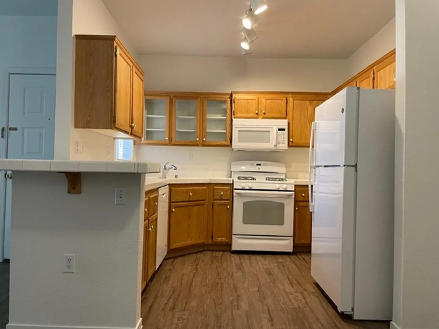 Great Upstairs Condo W/ Garage Located in Summerlin Area — Photo 4