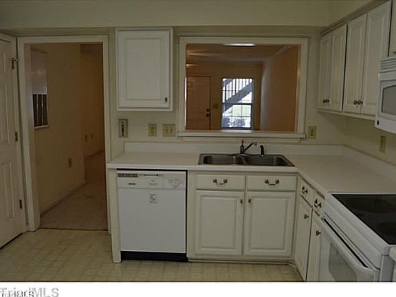 4th image of 2620 Ingleside Dr #1B