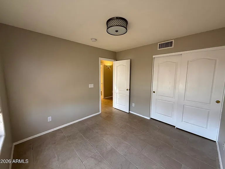 1644 E Oakland St — Photo 38