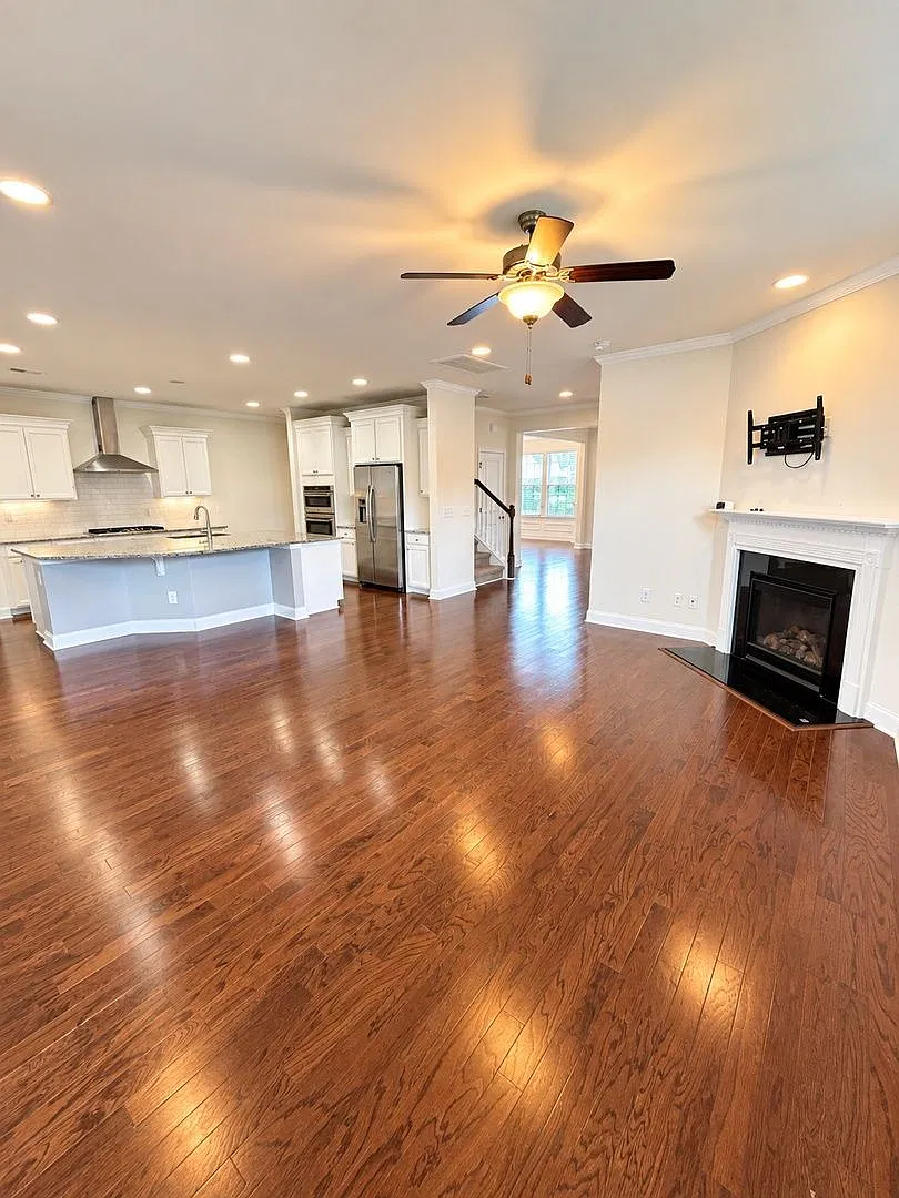 4 bed, 3.5 bath, 3322 sqft, $2,995 — Photo 4