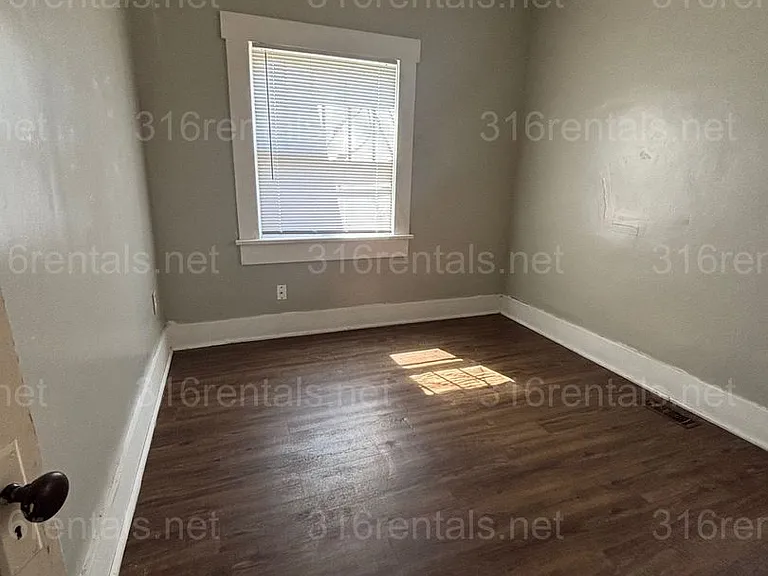 511 W Locust Ave — Photo 9