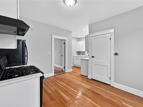 5th image of 31 Bowdoin St