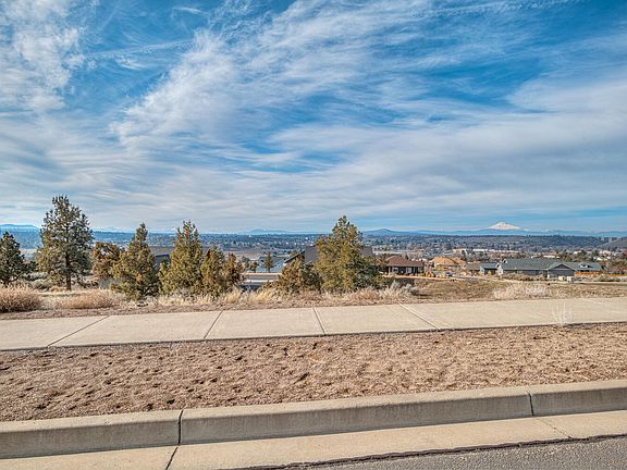 4th image of 464 SE Manzanita Dr