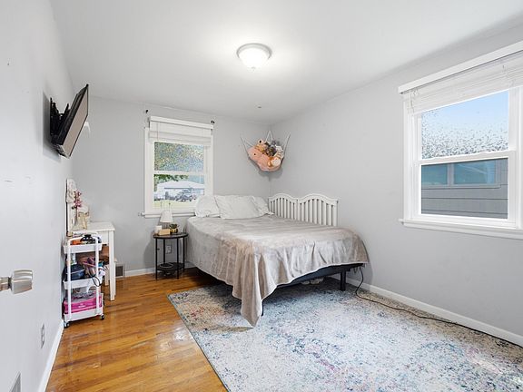 5th image of 725 Winter St