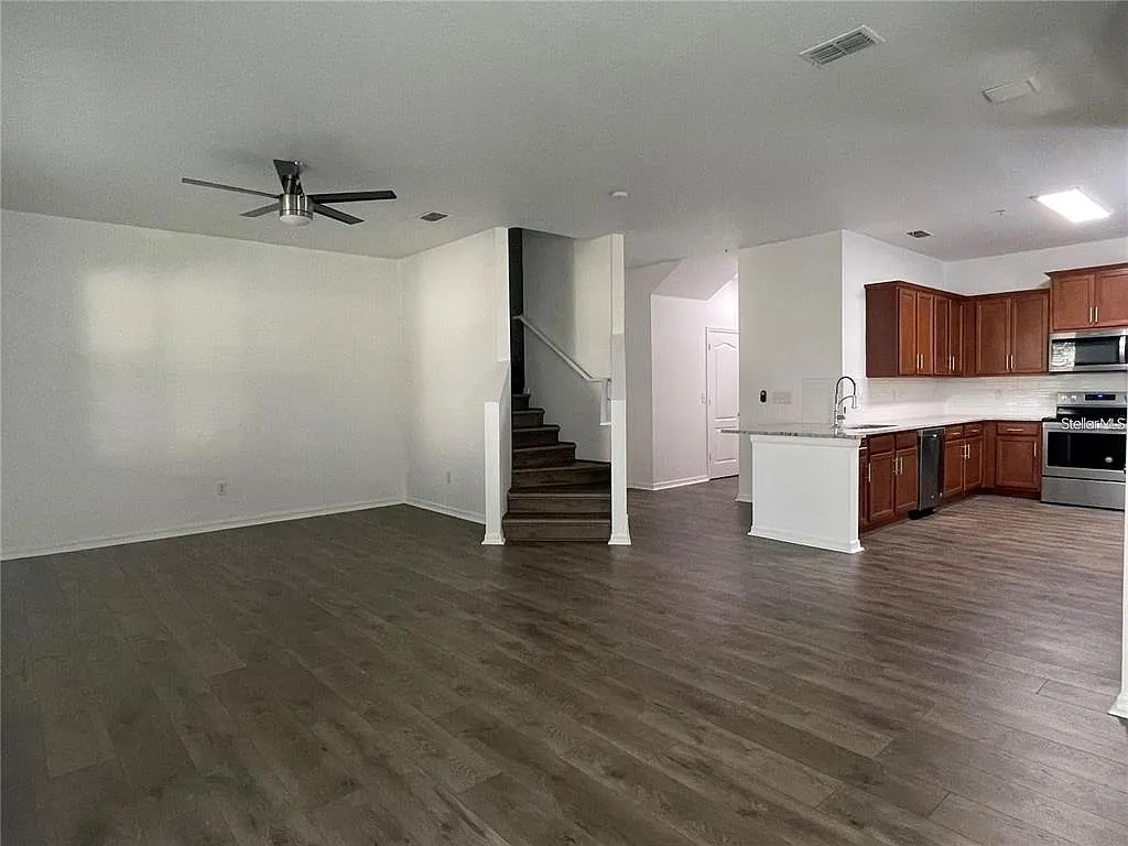 3 bed, 2.5 bath, 1461 sqft, $2,300 — Photo 2