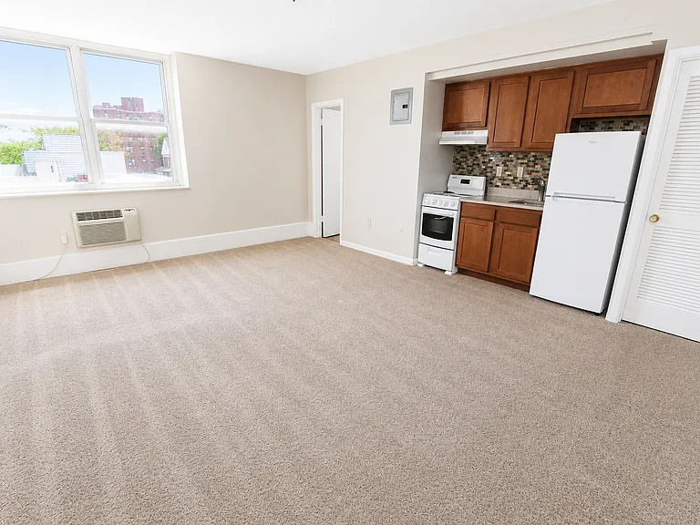 300 Melwood Ave — Photo 3