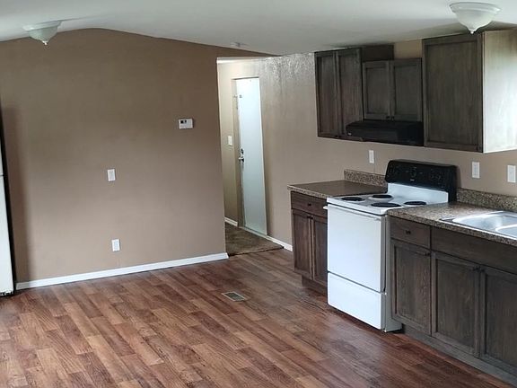 3rd image of 135 SE Guinevere Ct