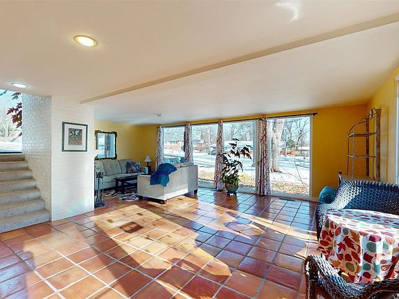 5th image of 717 Lantern Ln