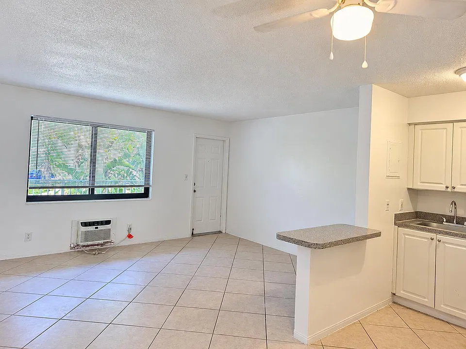 1960 NE 48th St #8