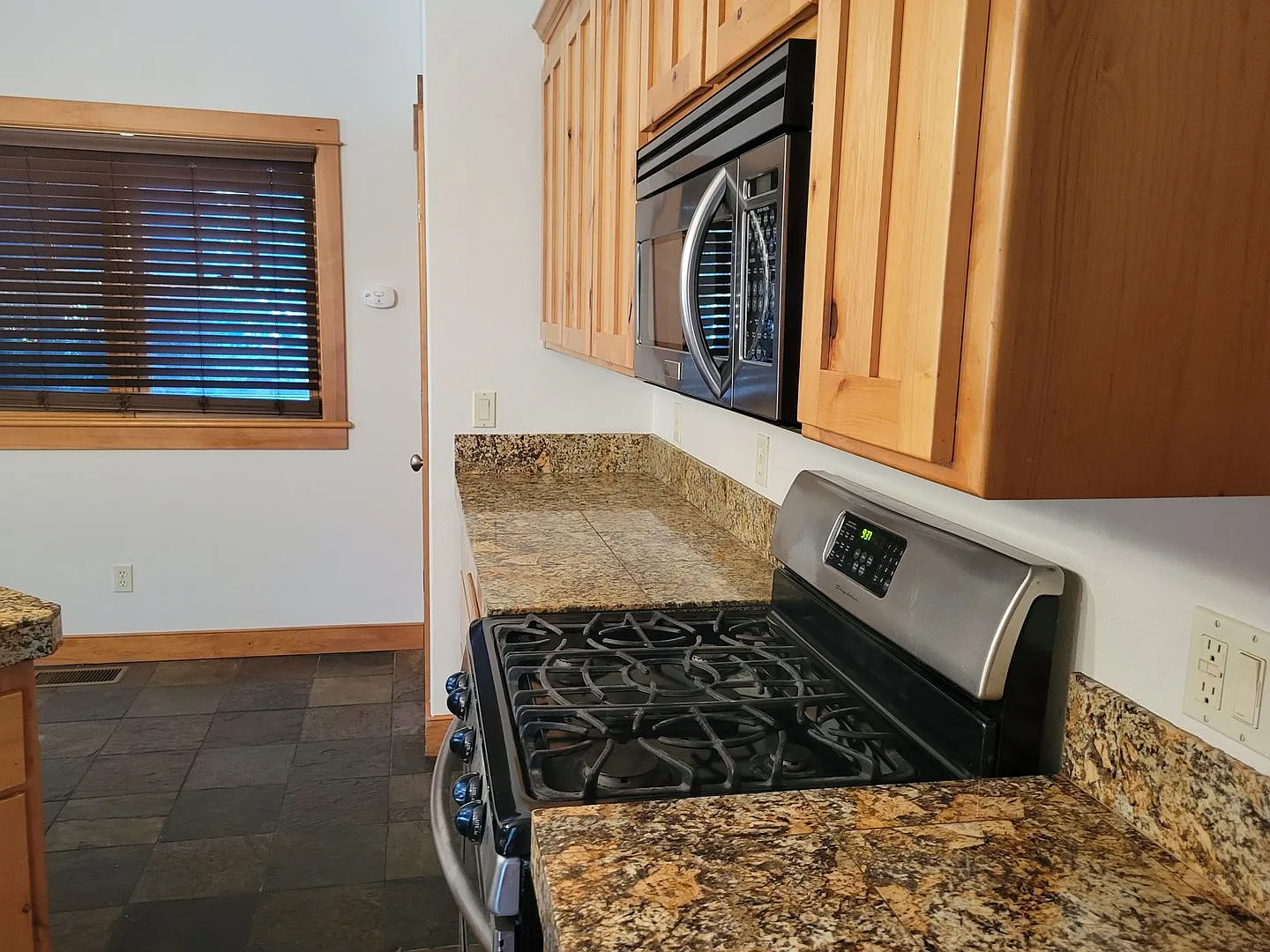 Large 4 bedroom home close to downtown and Arizona Street — Photo 2