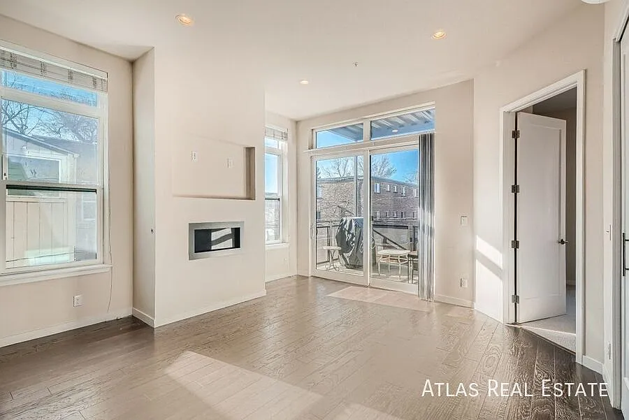 1 Month Free! Modern 2br Condo Near Washington Park With Covered Parking — Photo 3