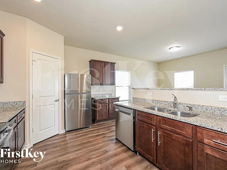 323 Darling Ln — Photo 8
