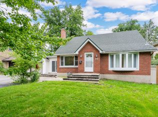 345 Cunningham Ave #A, Ottawa, ON K1H 6B2