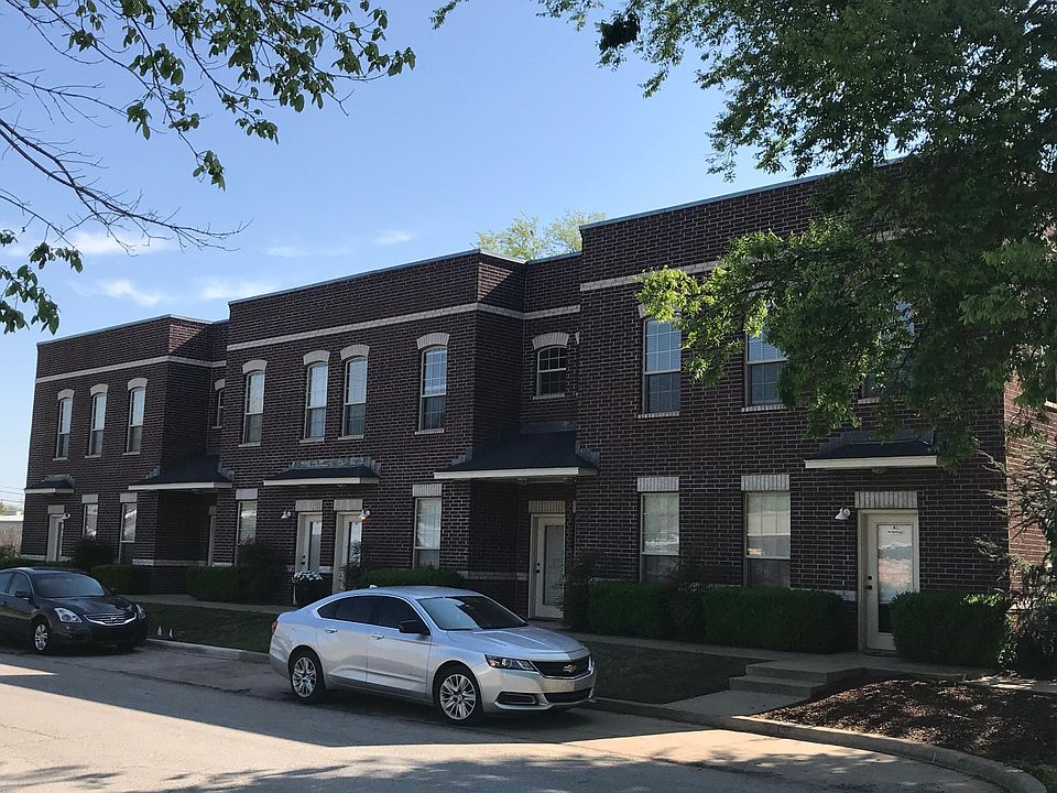 View from 6th St showing off street parking