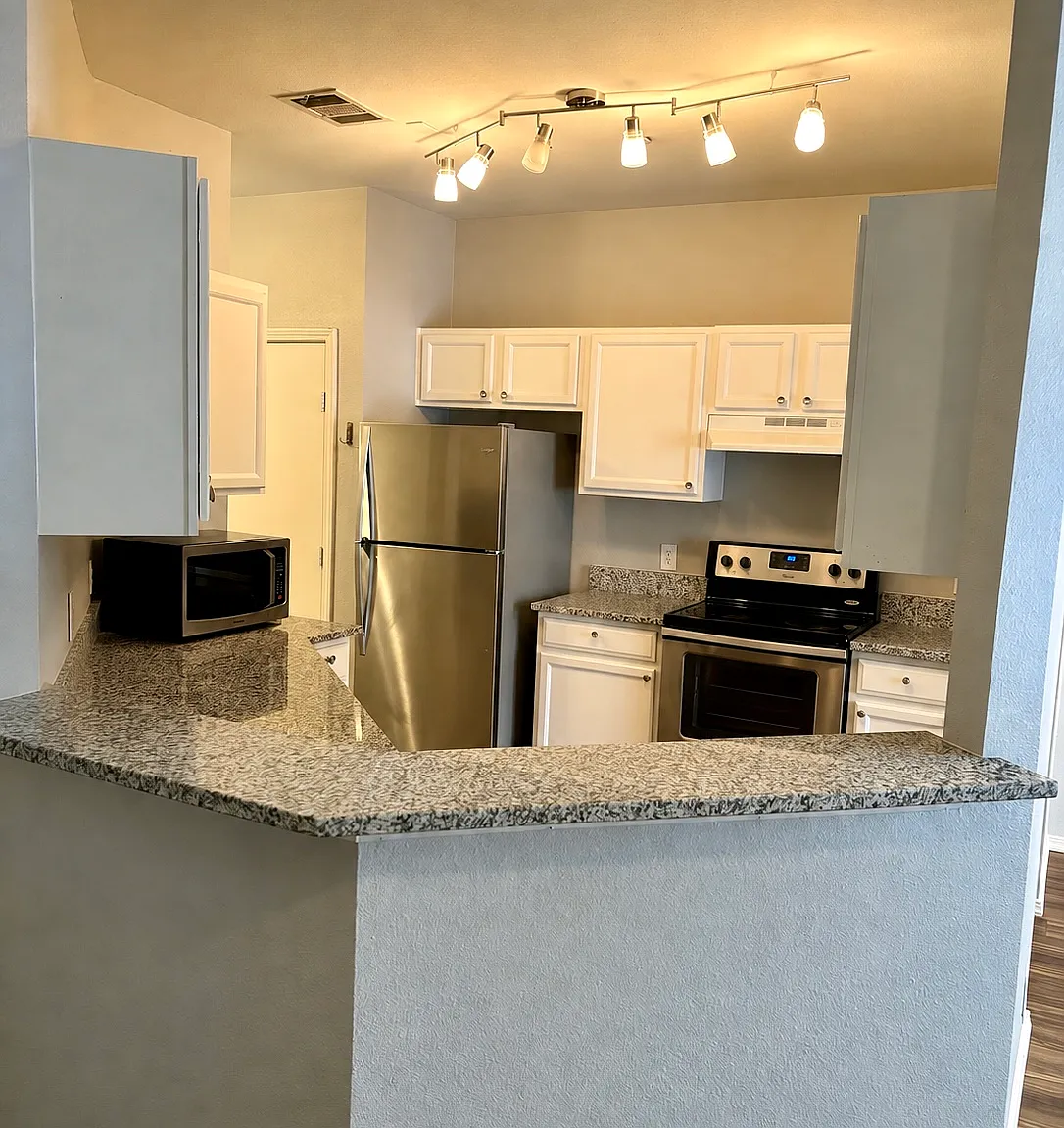 2 bed, 1000 sqft, $1,800 — Photo 1