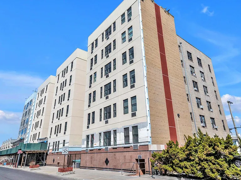 25 W Broadway #207 — Photo 1