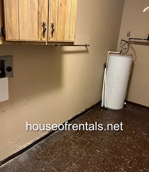 703 Rusty Ln — Photo 4