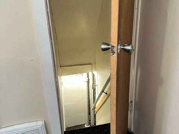 5th image of 102 Fairview Ave