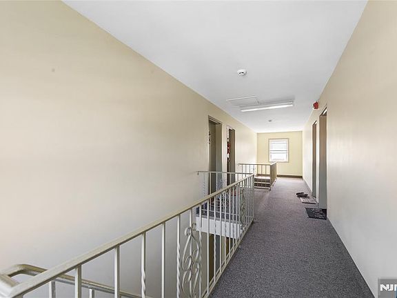 4th image of 35 Knox Terrace #2C