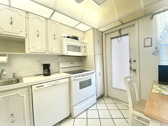 4th image of 2901 S Palm Aire Drive #304