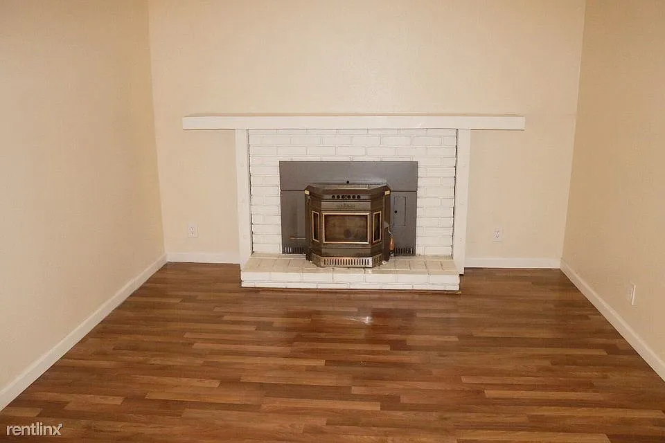 279 Jasmine St photo 1