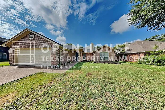 6880 Hickory Hollow Ln — Photo 1