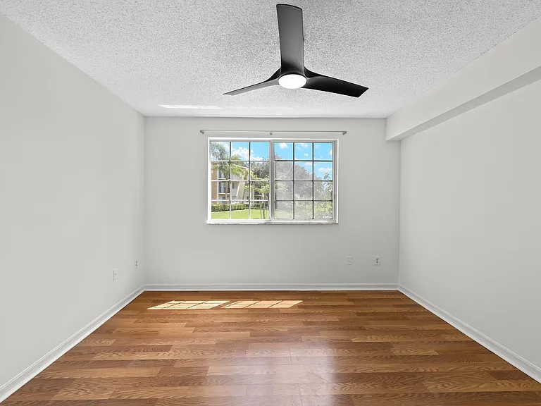 300 Crestwood Ct N #302 — Photo 10