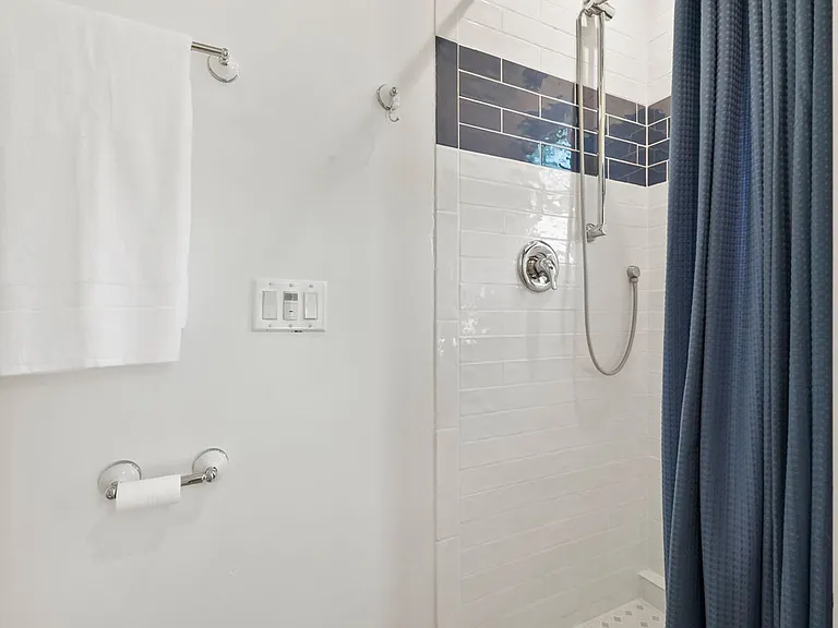 4052 Thomas St #2 — Photo 6