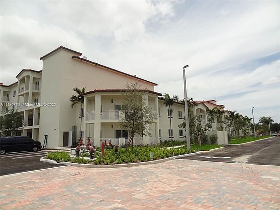 4th image of 10950 NW 82nd St #112