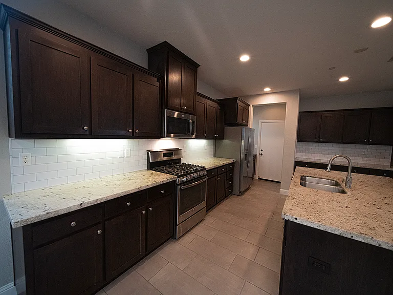 1501 Peony Ln — Photo 7