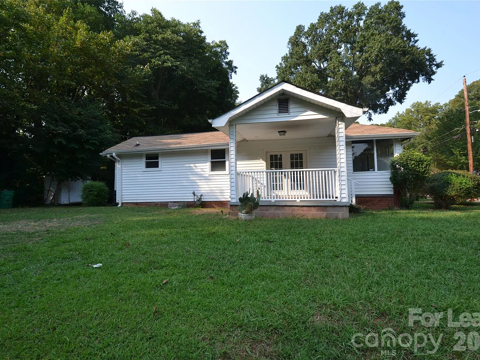2 bed, 1.0 bath, 1050 sqft, $1,300 — Photo 2