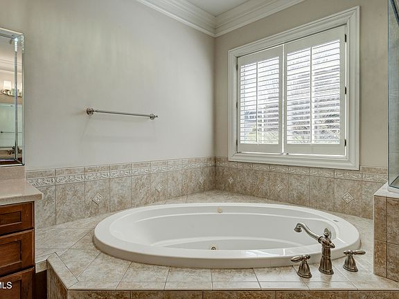 29th image of 405 Heather View Dr