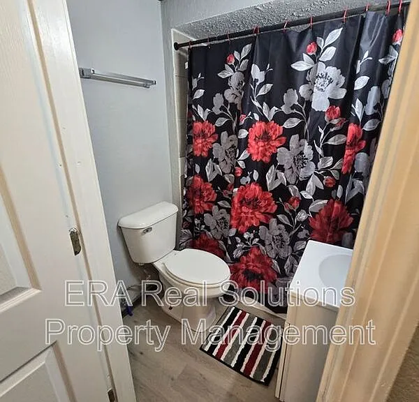 2400 Pomola St — Photo 4