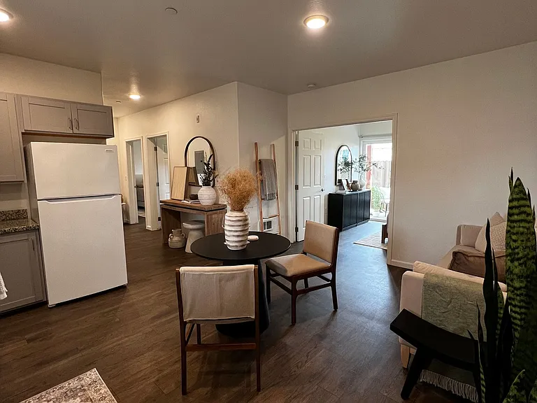 864 Pioneer St — Photo 10