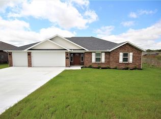 107 Lion Dr N, Gravette, AR 72736