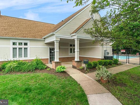 3rd image of 8203 Crossbrook Ct Unit 301