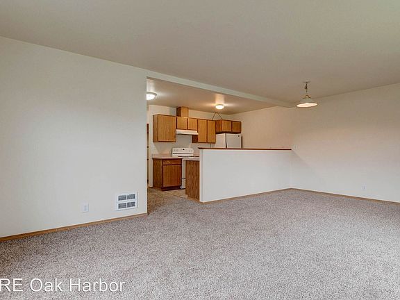 3rd image of 34 N Oak Harbor St APT A3