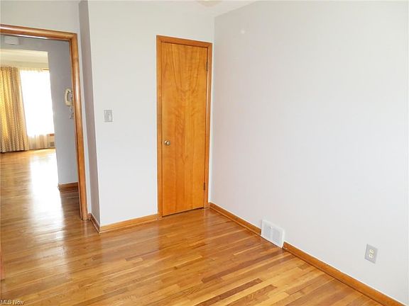 4th image of 696 E 241st St