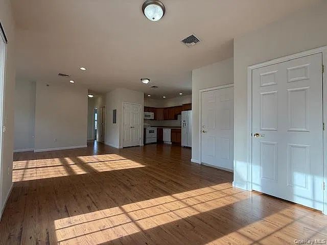 2 bed, 1.5 bath, 975 sqft, $2,700 — Photo 3