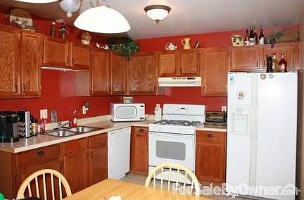 Kitchen : Roomy kitchen with newer appliances