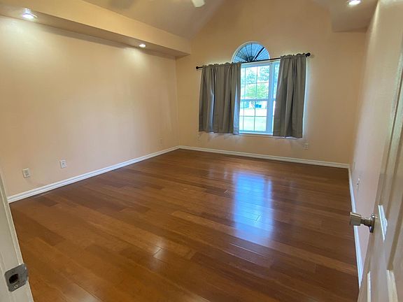 5th image of 902 E Central Ave