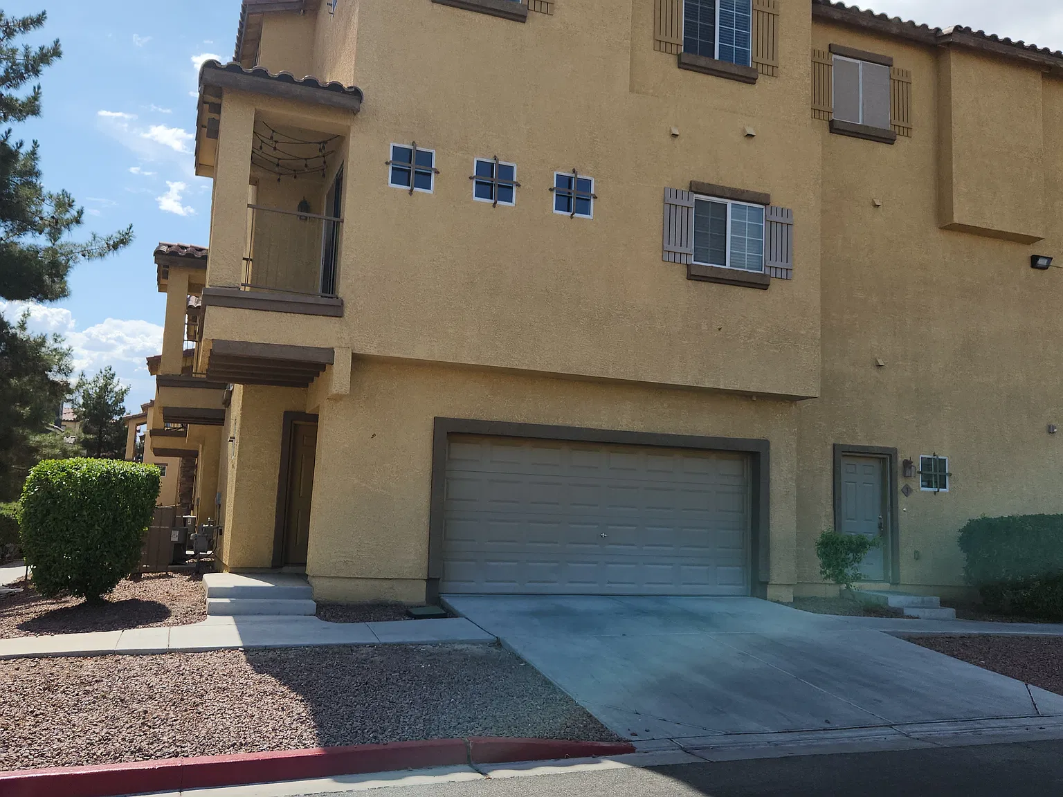 2 bed, 2.5 bath, 1209 sqft, $1,570 — Photo 2