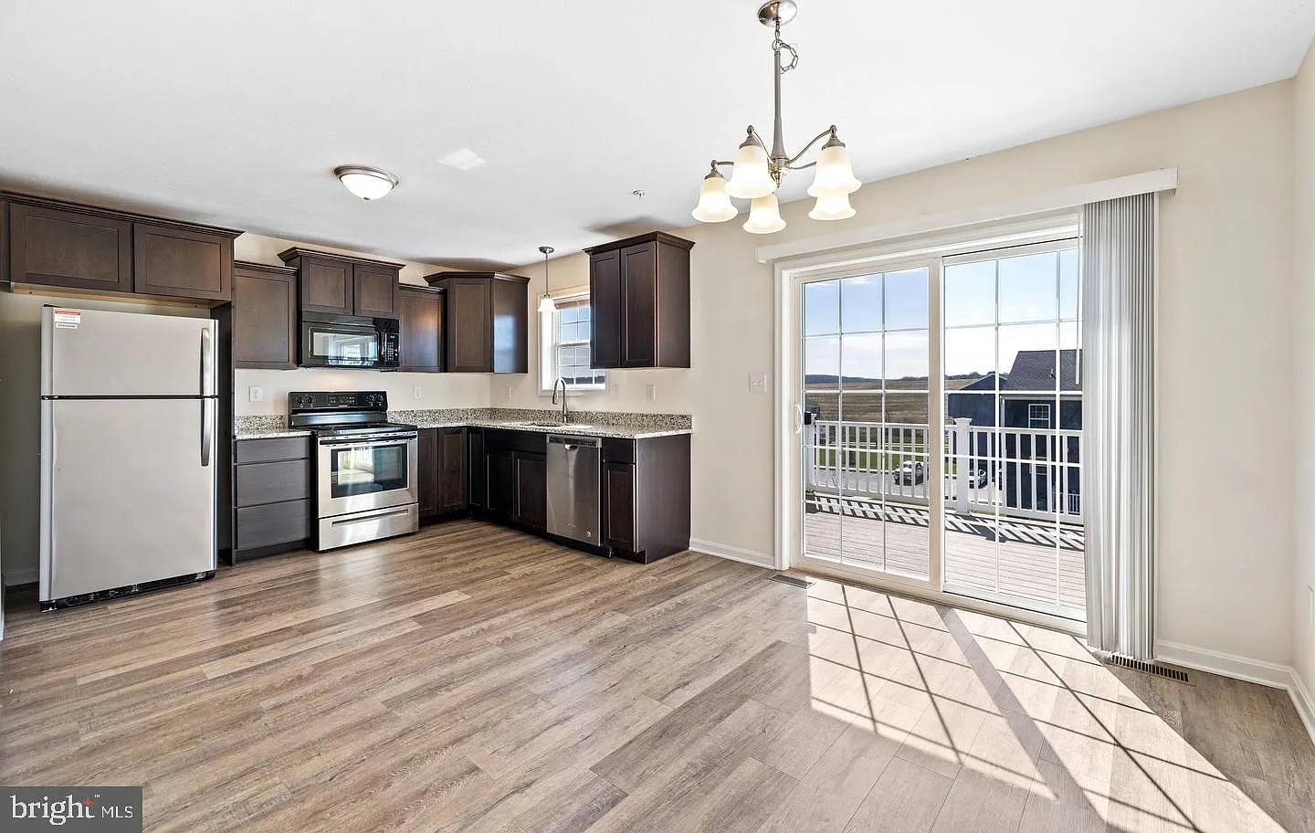 3 bed, 2.5 bath, 1625 sqft, $2,042 — Photo 3
