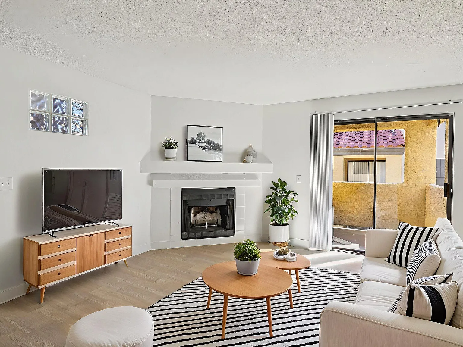 Desert Vistas Apartments — Photo 1