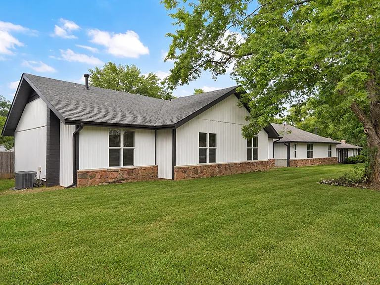2023 E Battlefield Rd — Photo 32