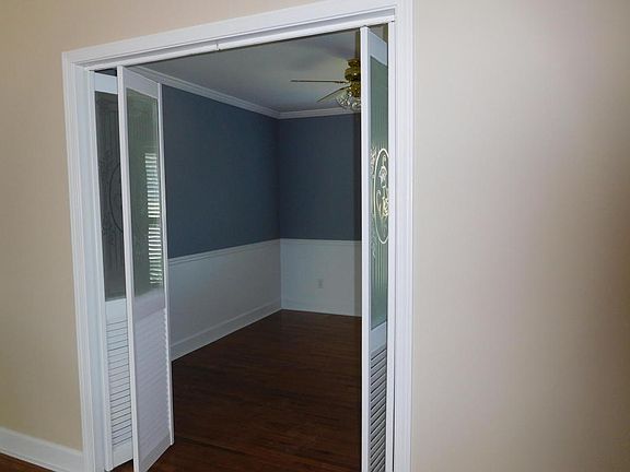 3rd image of 823 Somerset Dr
