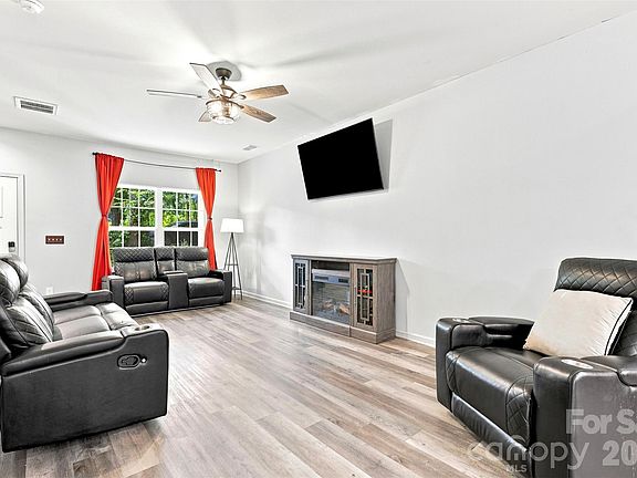 5th image of 313 Bell St