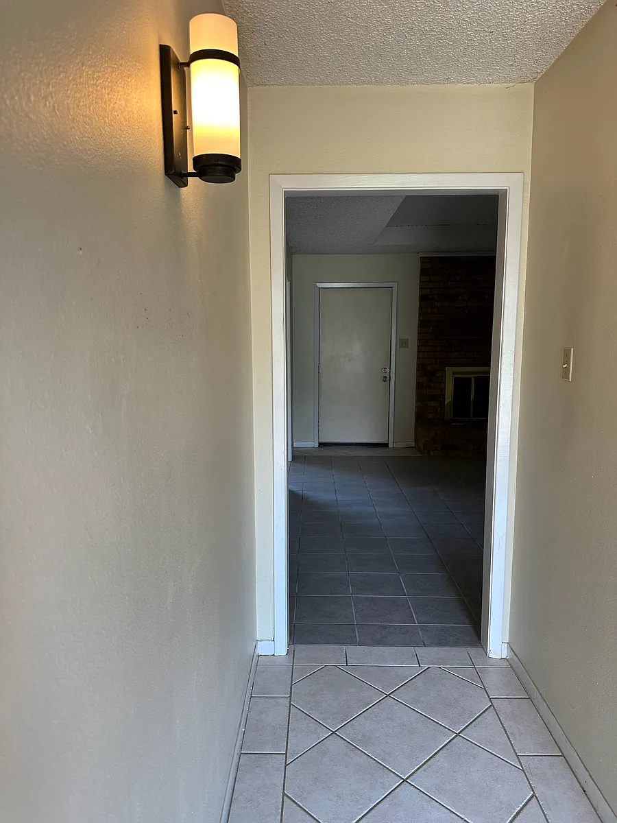 Entry Hall - 810 Georgia Oak St
