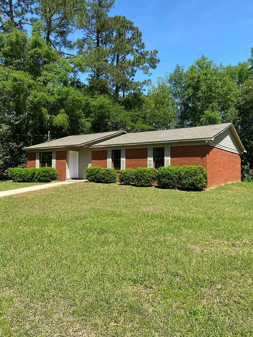 Cozy 4 Bedroom House Close to Campus for August 2027! — Photo 1