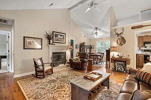 3rd image of 103 Meadowlark Ct